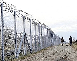 Újra nagyobb katonai létszám a határnál