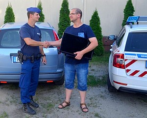 A hotelszámlát kifizette, a tévét meg becsomagolta